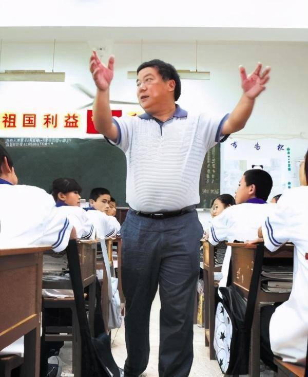 十几年被喷不务正业,08年地震救下全校性命,2300名师生无一伤亡