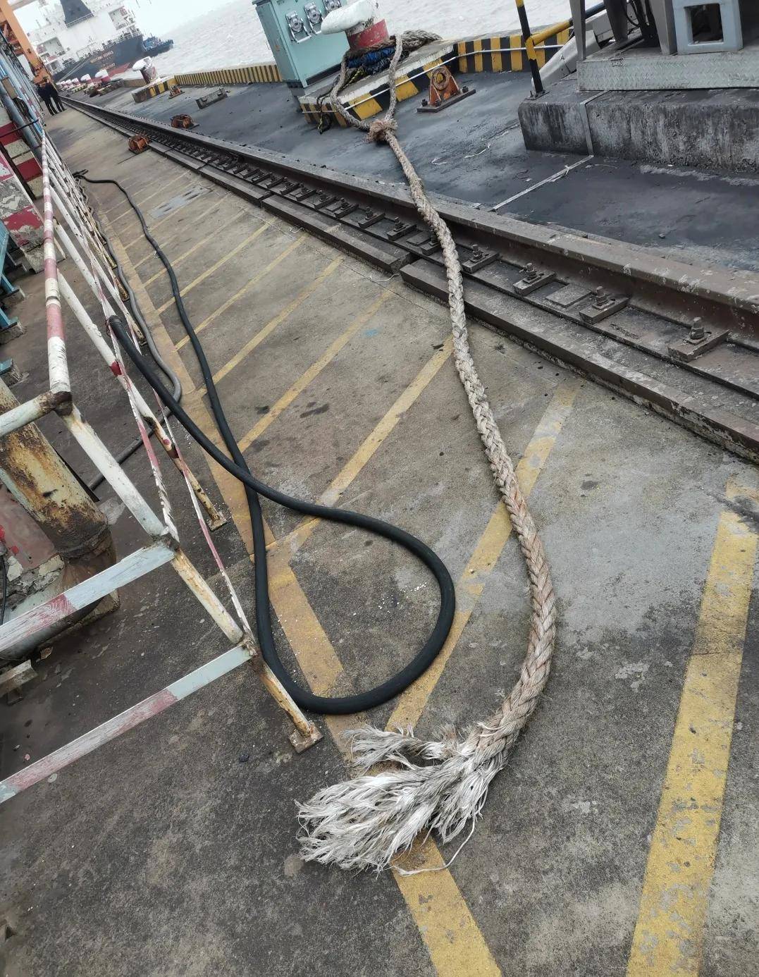 碗口粗的缆绳,6根全断了!