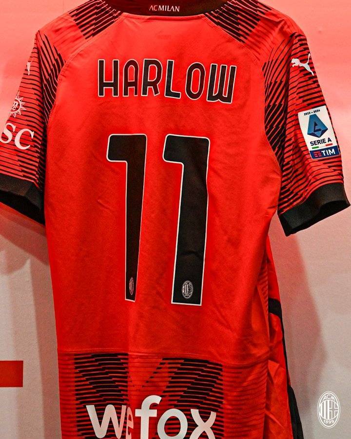 卡利亚里比赛中身穿母亲节特制球衣,背后印有母亲名字_进行_意甲_主场