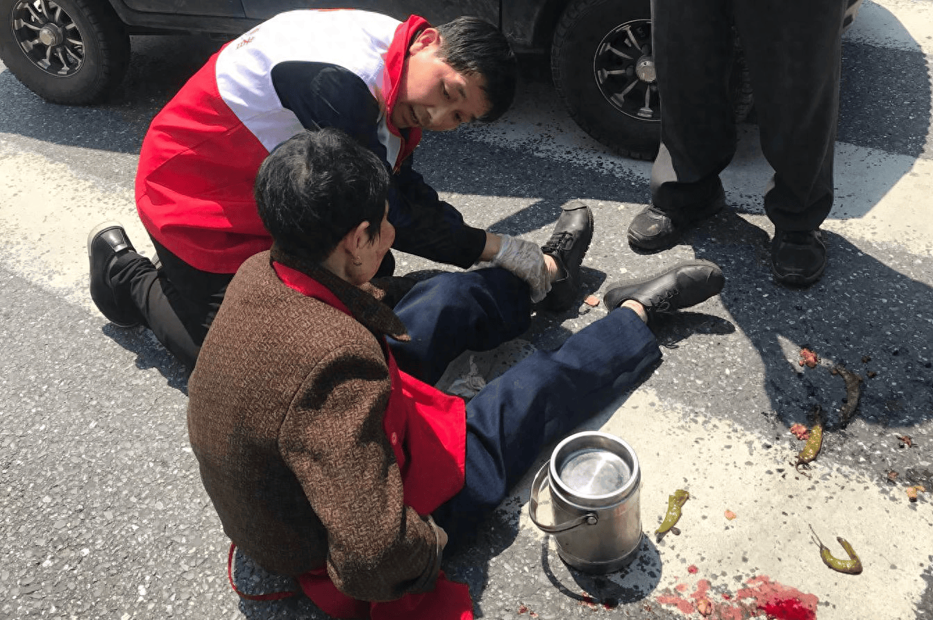 路遇交通事故 南昌县红十字救护员上演"教科书"式应急救助_熊伟明