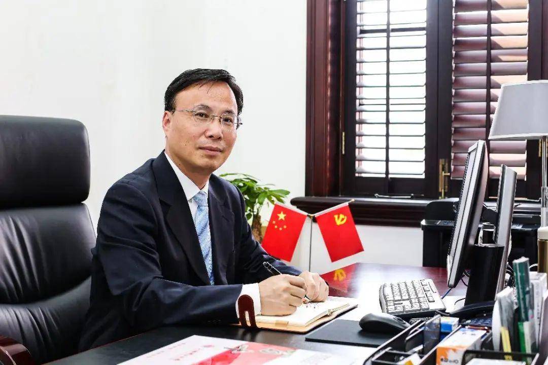 顾春华长期在高校系统工作,早年曾任华东理工大学信息化办公室副主任