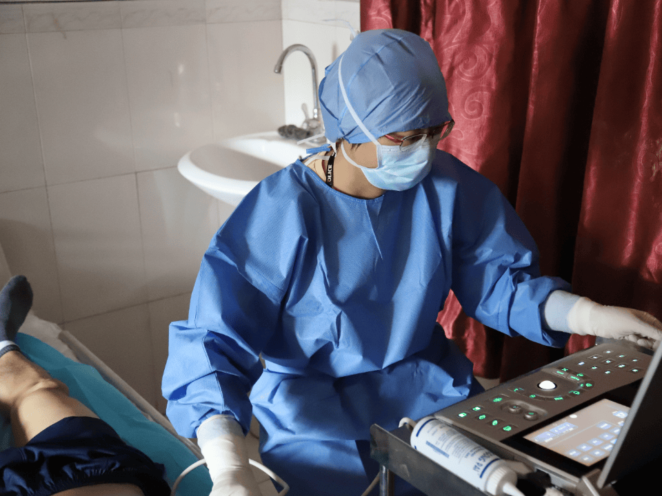 b超医生正认真地开展腹部检查检验科医生凌晨2点仍在开展血液样本检测