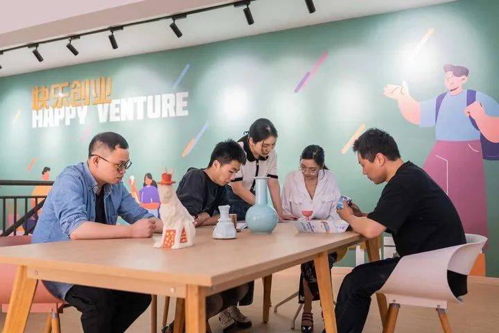 浙报头版关注丨上千青瓷创客为龙泉历史经典产业"涂抹"青春色彩