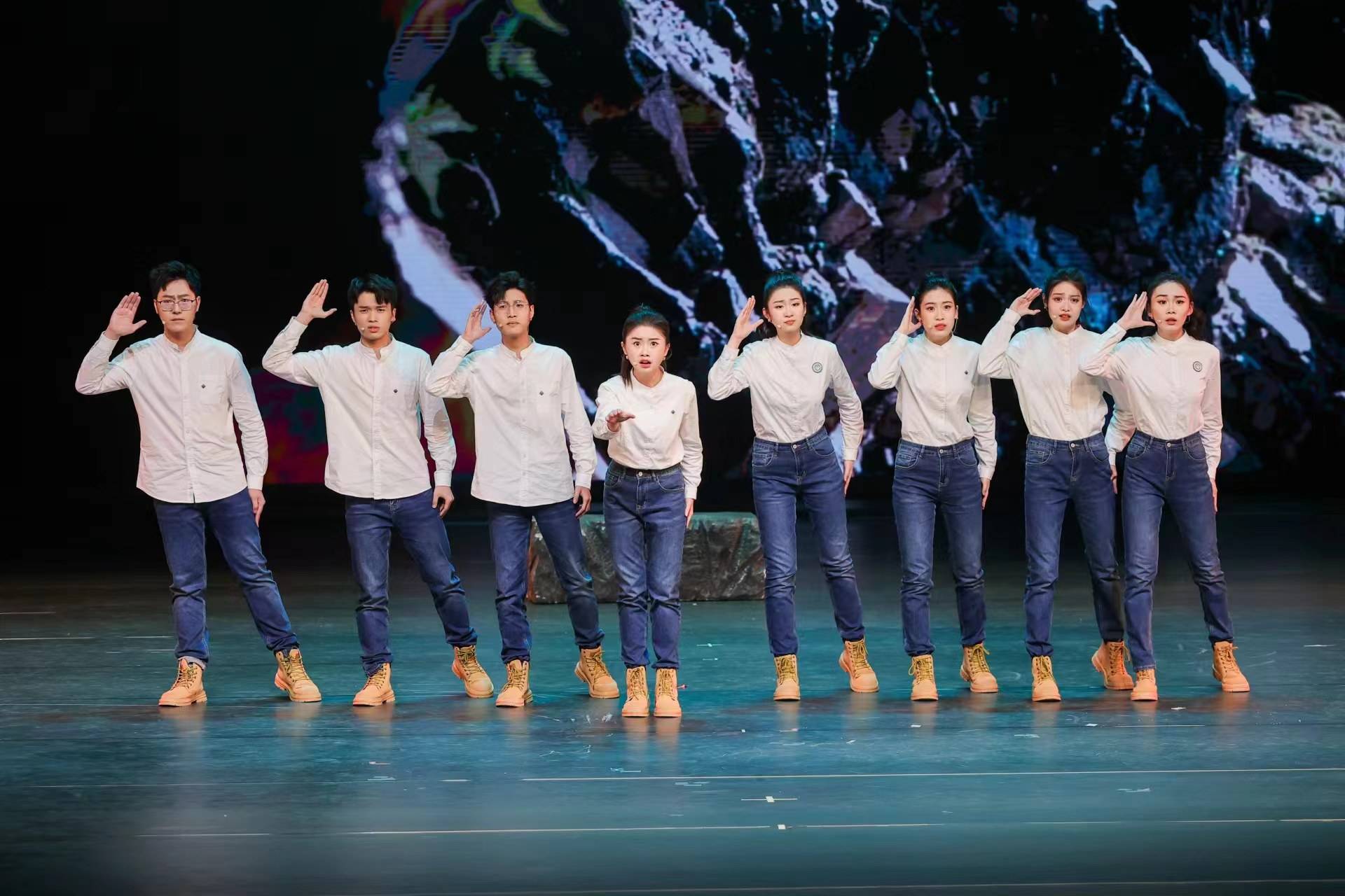 王慧老师说道,从一开始大约25个节目删到现在13个节目,每次审核都有