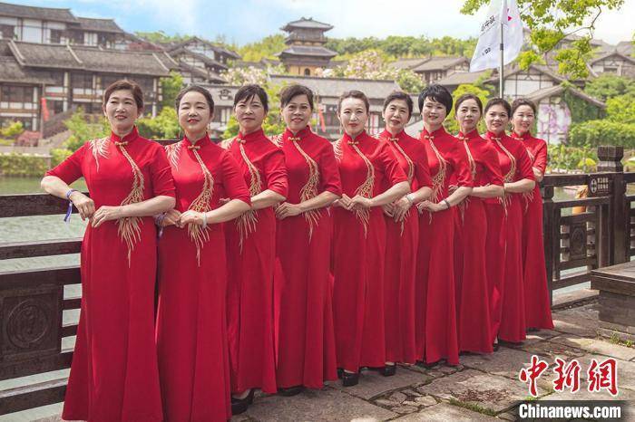 江南山镇上演千人旗袍秀_陆嘉诚_活动_展中华