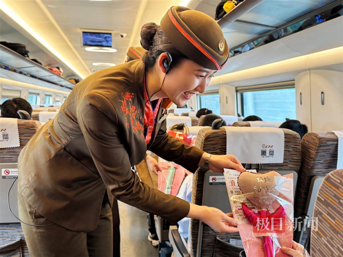 感恩母亲,温情满车厢_列车_武汉_旅客
