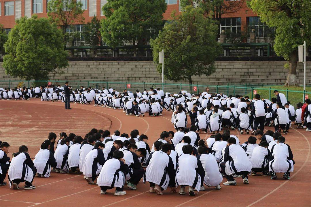 六安市毛坦厂中学开展"5.12"防震减灾疏散演练活动