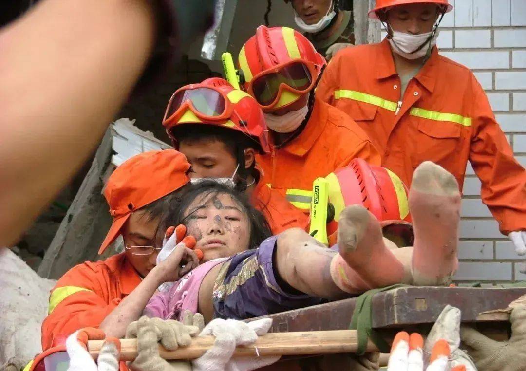 汶川大地震救援情景图片