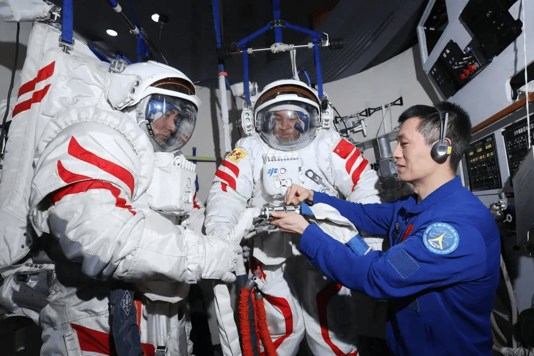 神舟十八号航天员画面公布:才发射十来天,为何就胖了一圈?