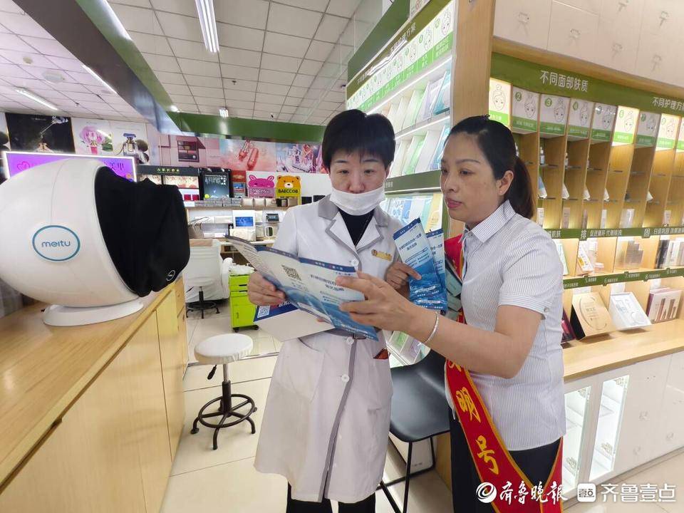 5月10日,无棣县行政审批服务局联合滨州公积金无棣管理部走进盐百超市