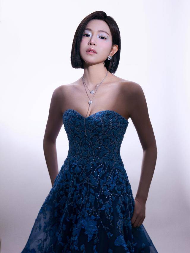 陈妍希穿蓝色抹胸礼服曲线完美,短发干练不失优雅,眼妆精致迷人