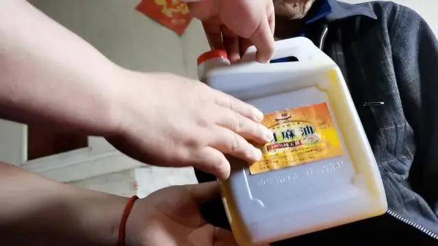 包吃包住,送面送油,免费治疗……五保户老人如何被利用卷入医保骗局