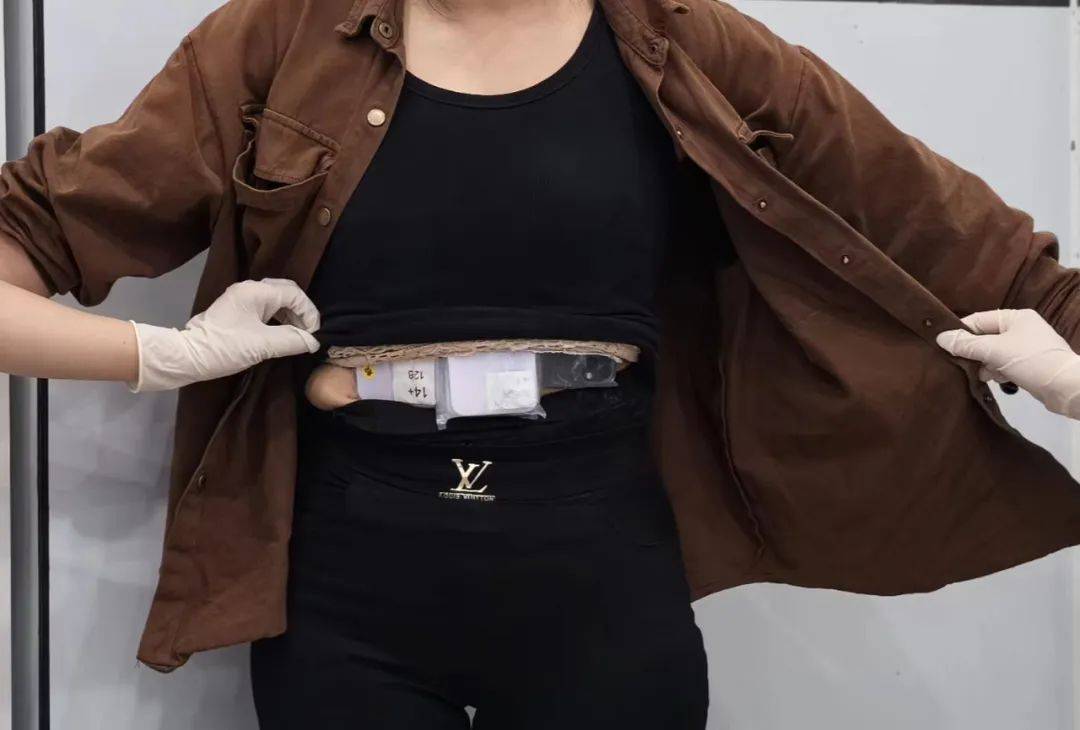 查获胸口藏手机