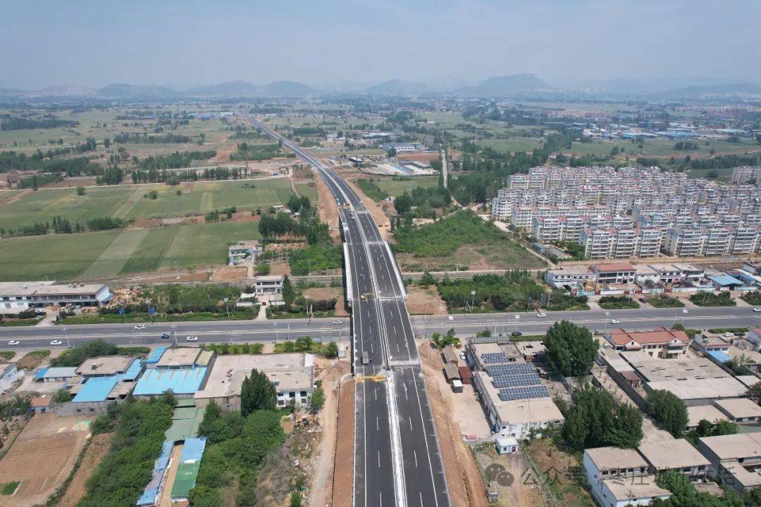 可以看到,在市中区曾店跨越枣曹路和枣临铁路的立交桥也完成了架设