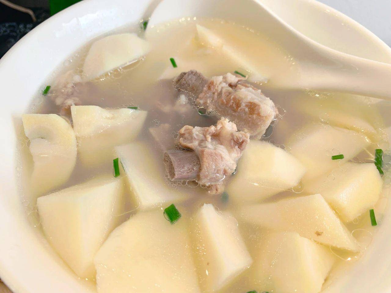 下面分享马蹄笋的做法:马蹄笋炖排骨汤准备食材:马蹄笋,排骨,生姜
