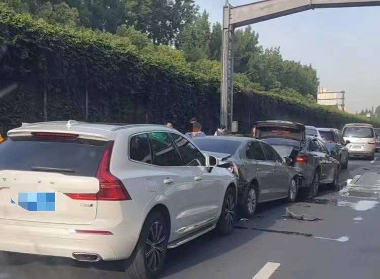 今天上午s20外环高速7车追尾 一人送医救治