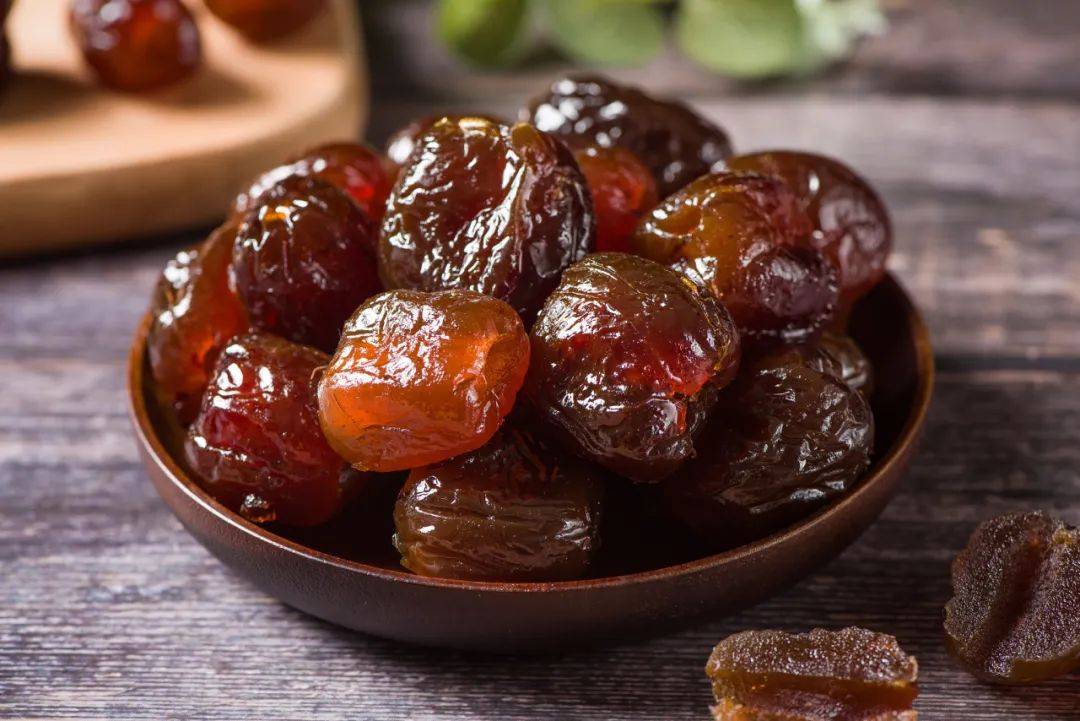 另外, 阿胶枣是蜜枣,比较滋腻,吃多了容易上火.