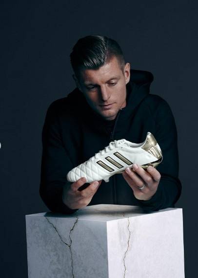 白金配色!阿迪达斯官方正式发布克罗斯特别定制款足球鞋