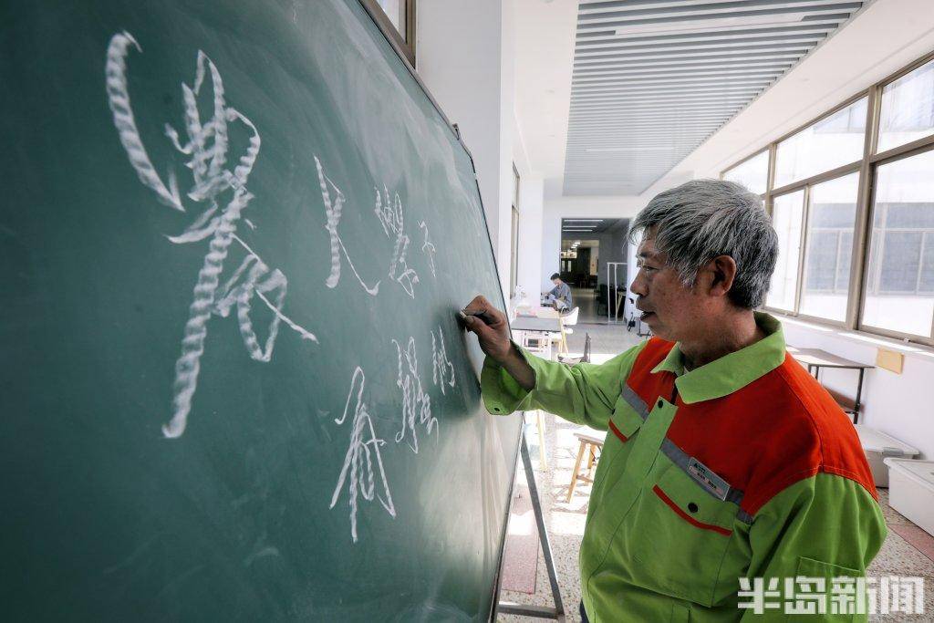 高校中的"扫地僧"!青农大有个爱写字爱蹭课的保洁大叔