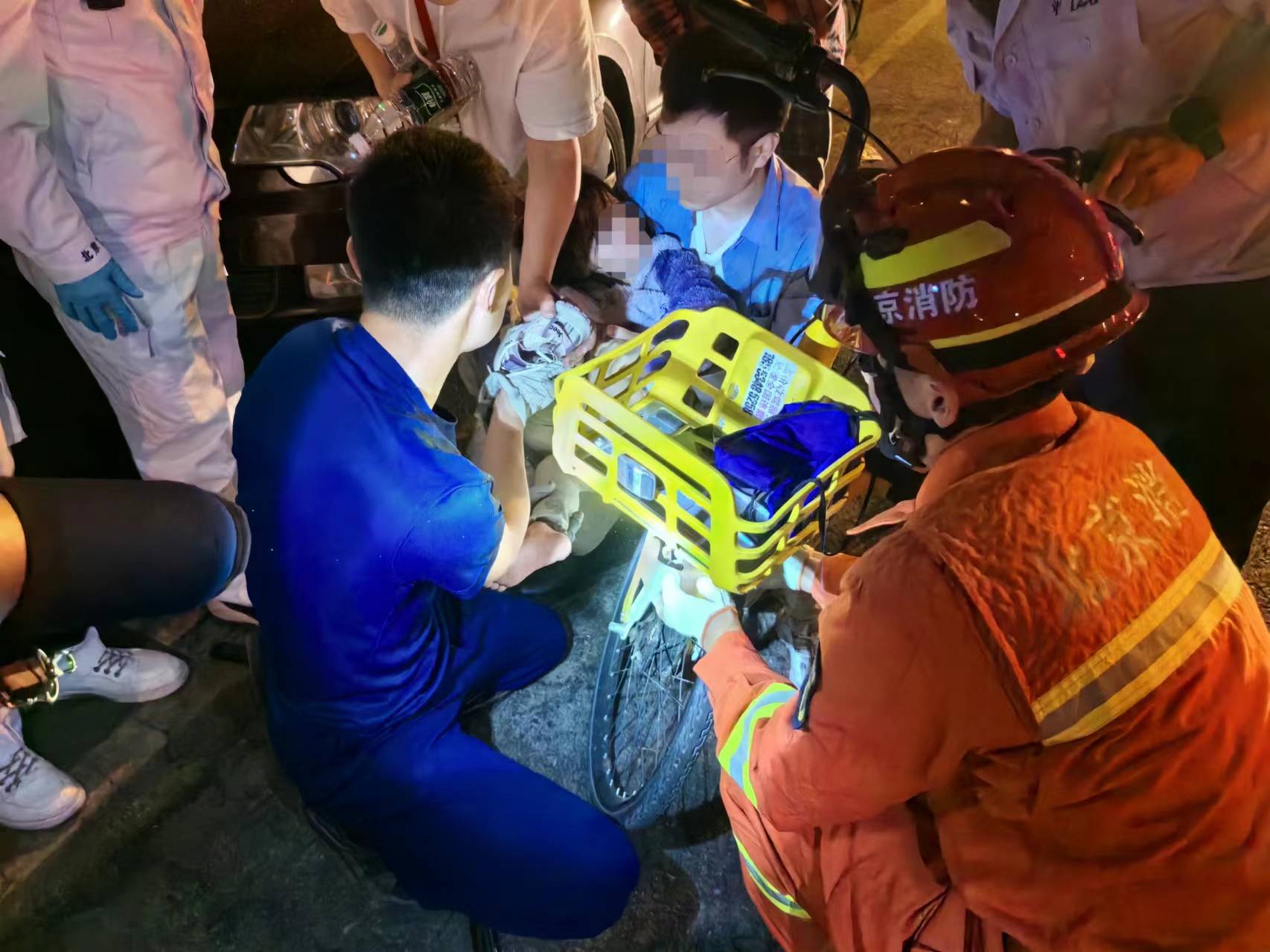 给共享单车私加自制"儿童座椅"致儿童卡脚,丰台消防紧急救援