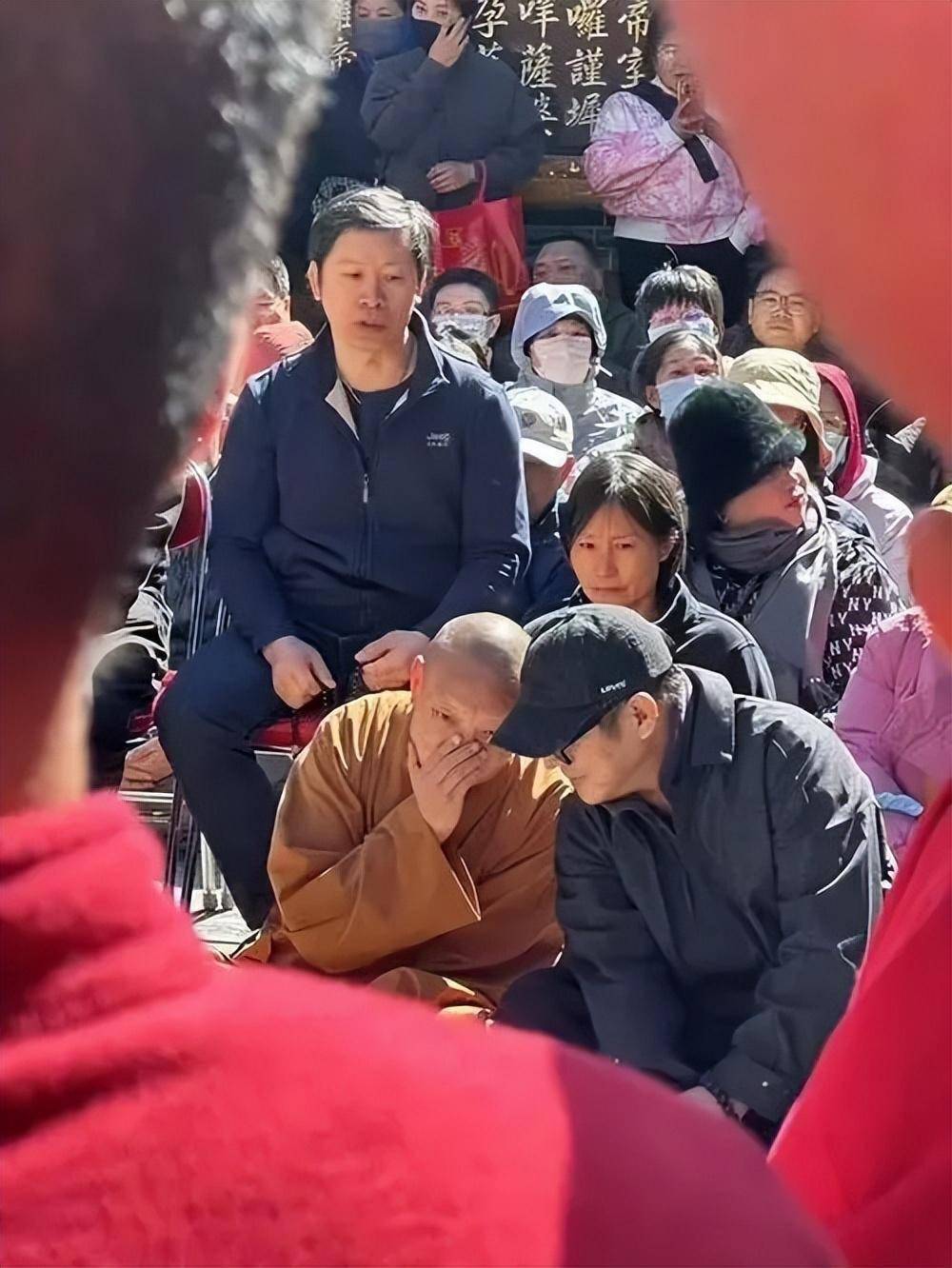 李连杰现身五台山礼佛!林虎大师亲自接待,脸部面容断崖式衰老