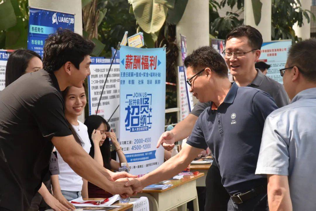 深入招聘会现场招聘会现场秩序井然,毕业生们积极向用人单位投递简历