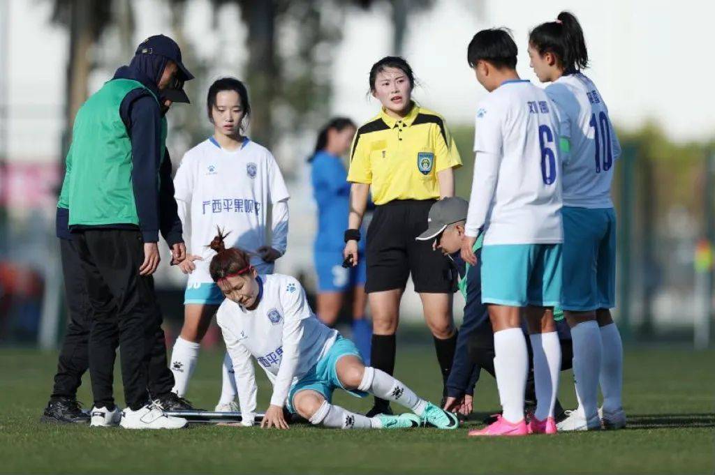 徐楠,浙江省足球协会注册裁判员,现杭州市风华中学体育教研组组长