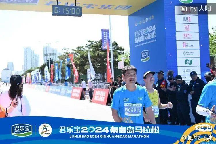 网红"反诈老陈"6小时跑完马拉松!_宣传_秦皇岛_陈国平