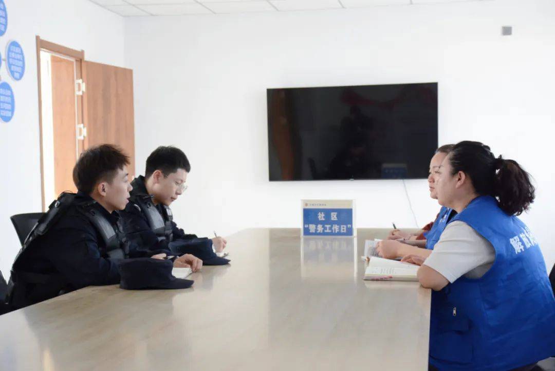 乌海公安:义警绘"枫"景