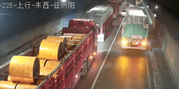 近日,山西省高速交警六支队五大队民警接到报警说,g2516东吕高速平