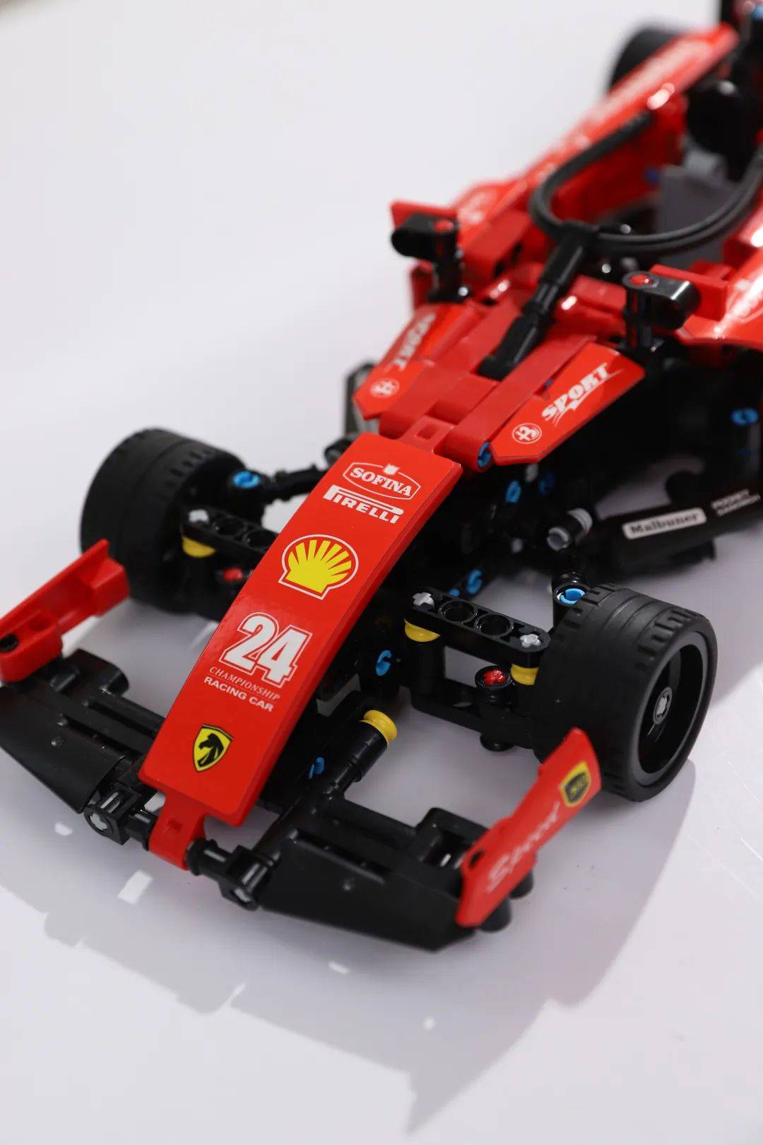 手向后对车用功(拖)时后轮向后旋转通过轴传递力给回力齿轮做功积木车