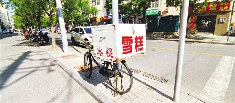 车子上还有一个写着"雪糕"的箱子,引起路人关注,该店的生意也因此红火