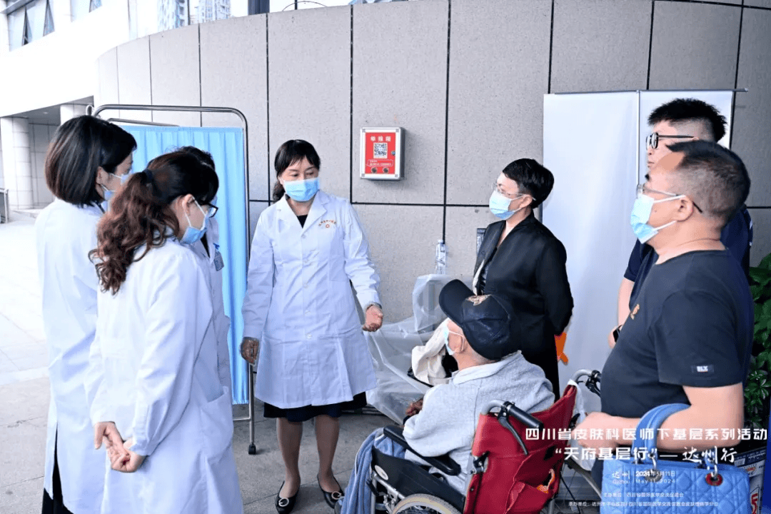 四川大学华西医院王琳教授为患者看诊成都市第二人民医院路永红教授为