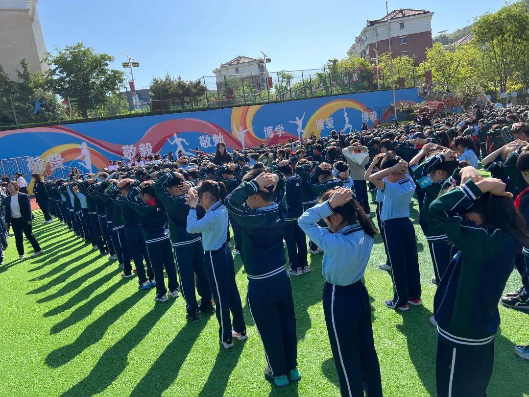 以"练"筑防 临"震"不慌 ——青岛市崂山区育才学校(小学部)开展防震