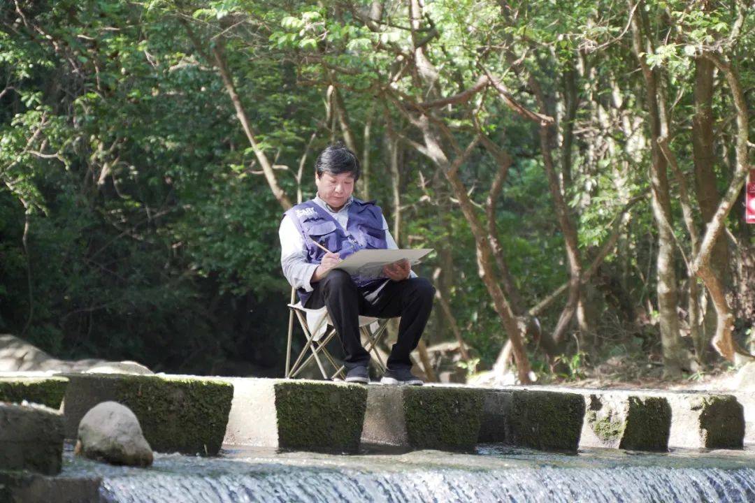 古村写生艺术家简介(按姓名拼音排序)陈辉荣:广州画院专职画家陈金章