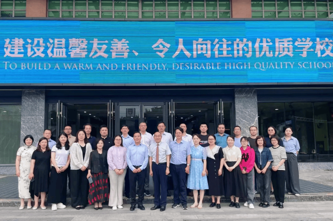 华外同文外国语学校是由同文教育集团与华南师范大学于2015年合作创办