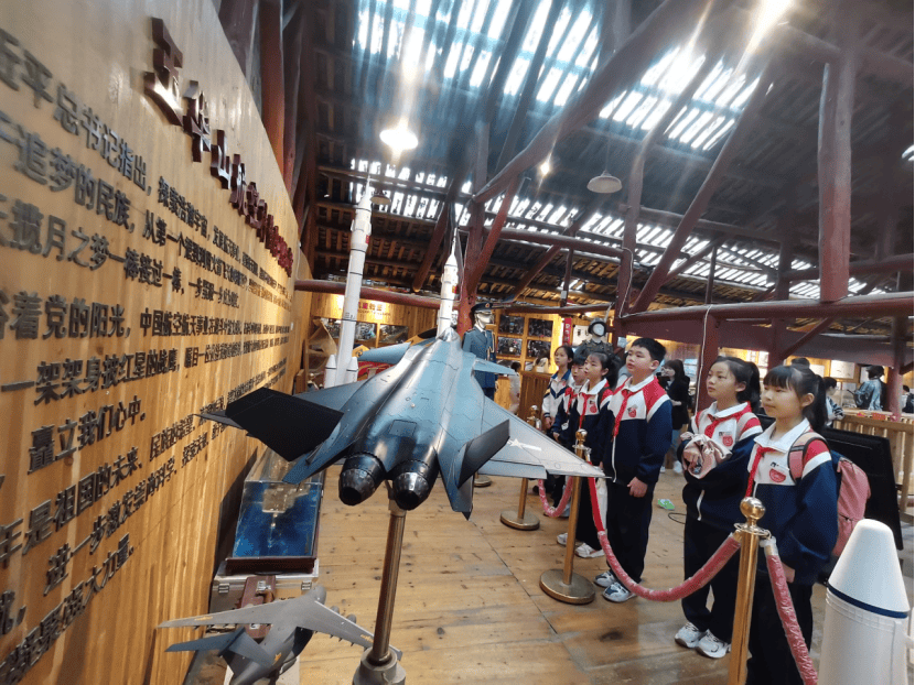 丰城市孺子学校组织团员,少先队员代表赴丰城市荷湖乡玉华山开展红色