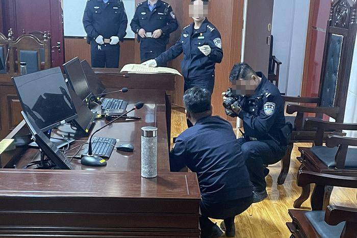 中国政法大学法学院何兵教授向记者表示,审判区是包括审判席,公诉席和