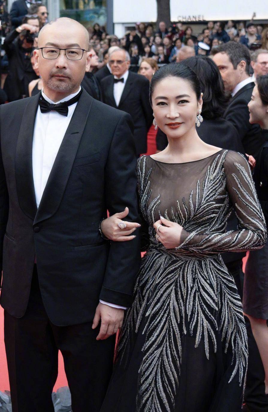 戛纳红毯:管虎牵手老婆大秀恩爱,评论区却被"马伊琍"淹没了!