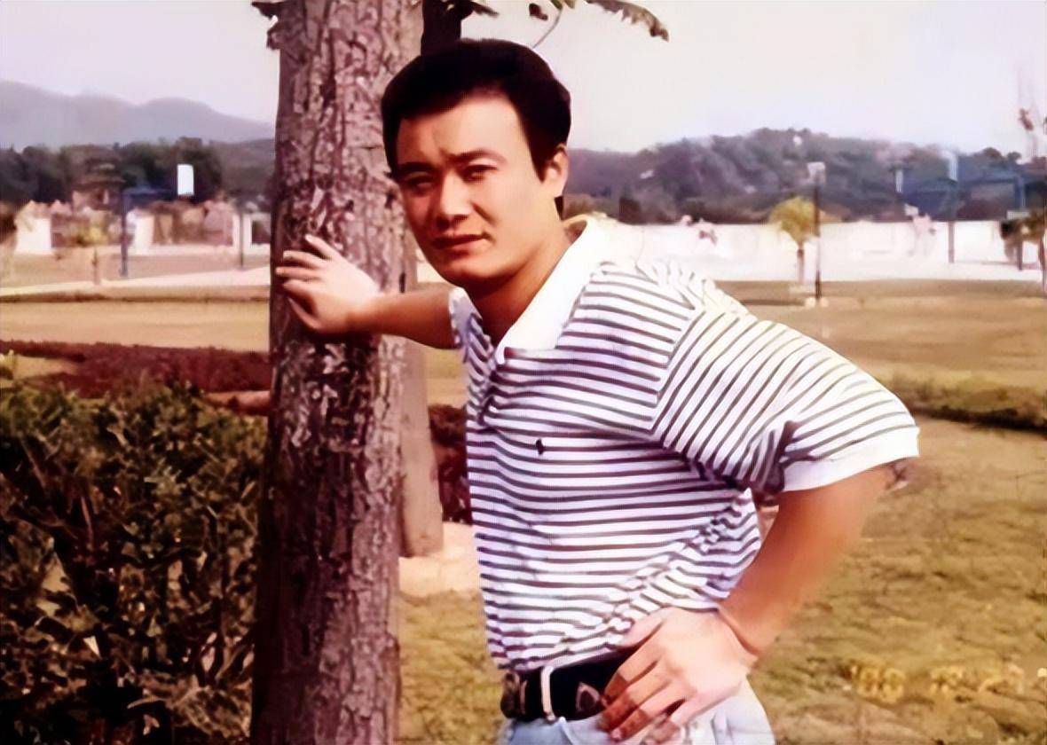 父亲是导演,母亲是老戏骨,61岁无儿无女,遗憾没让母亲当奶奶