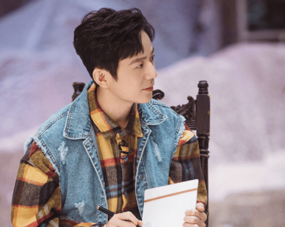 50岁的何炅又重新唱起了这首歌