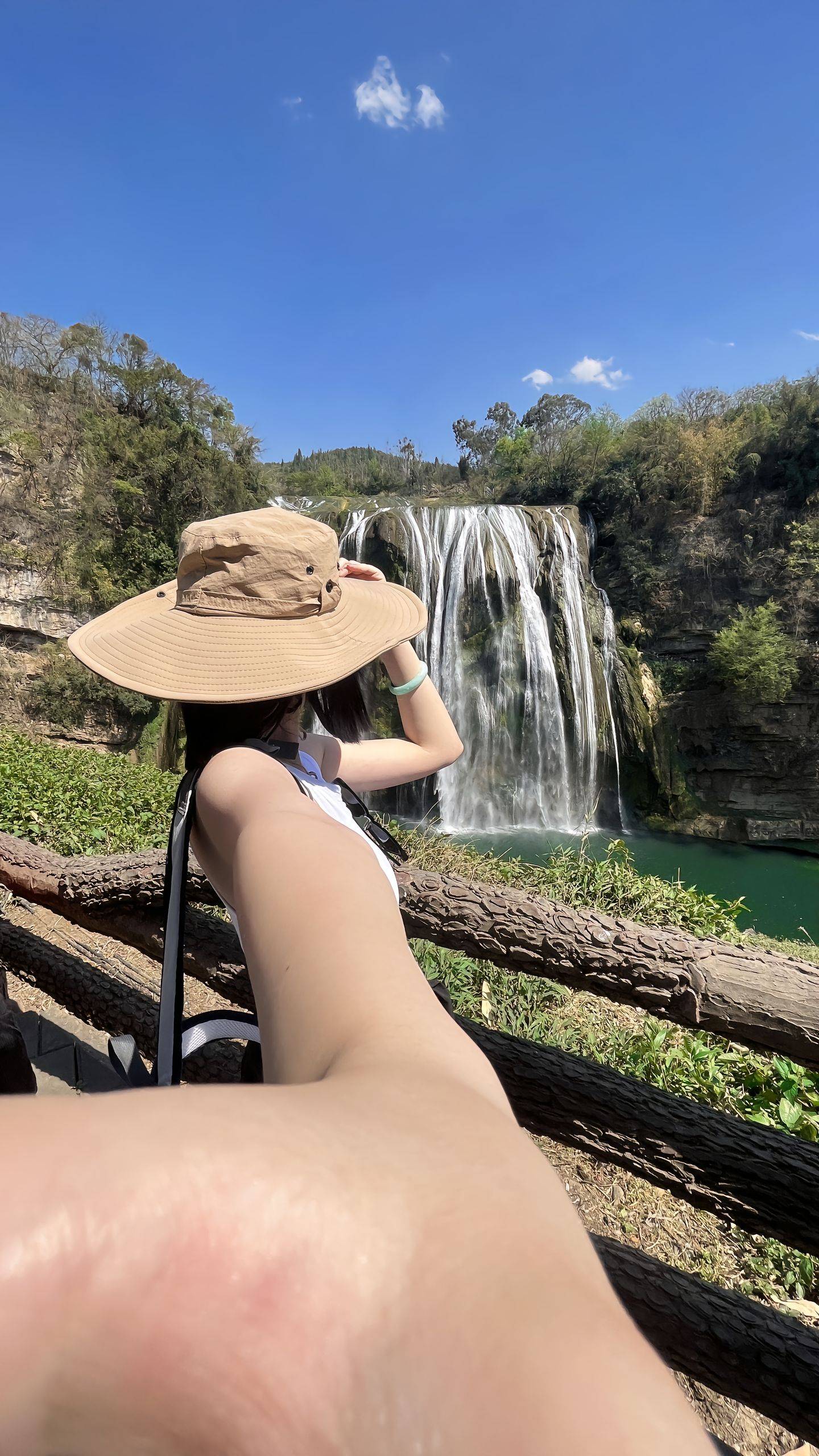 我们上个月去贵州旅游,5 天人均消费 1000 元左右,主要去了黄果树