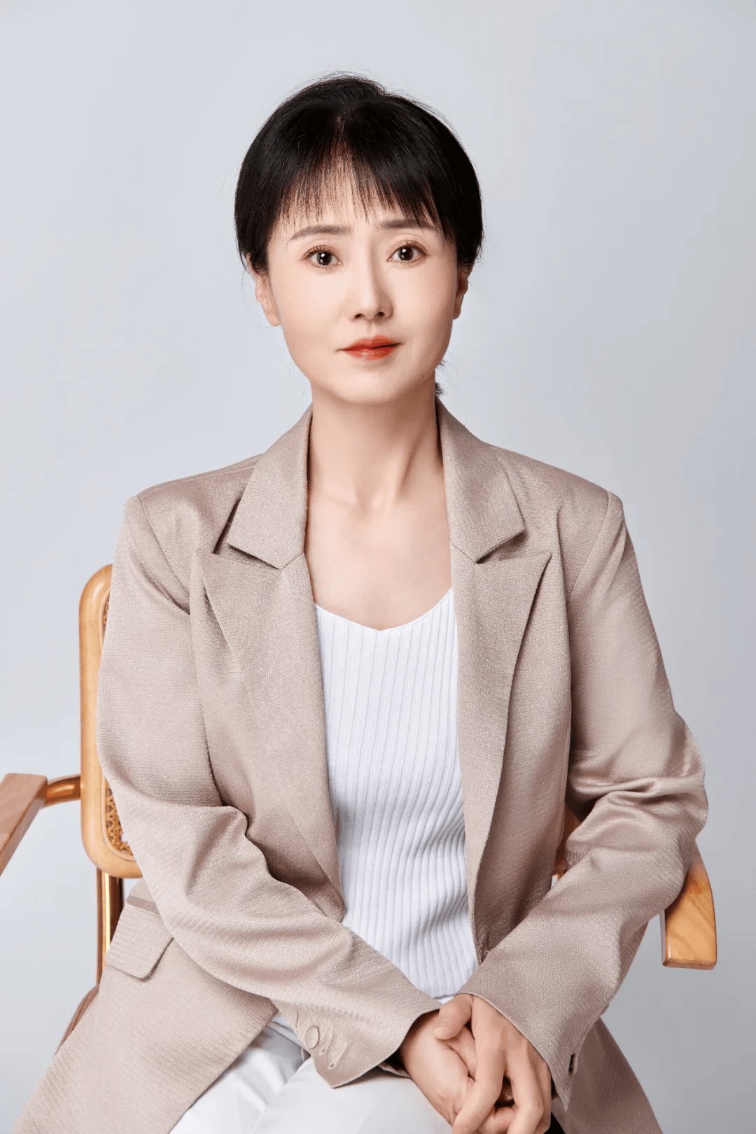 萱蔚职业医师,长期进行临床病人的心理干预及辅导工作;2011年至上海市