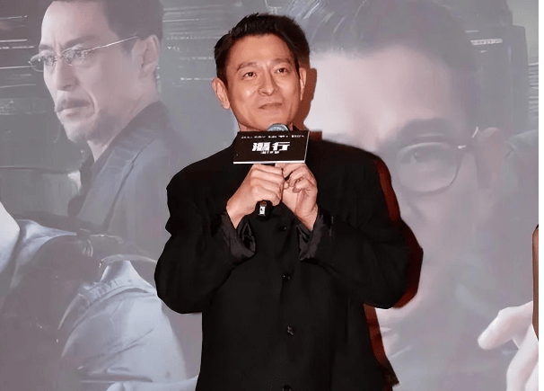 传62岁刘德华再做爸爸!华仔仅三字回应,评论区祝福满天飞