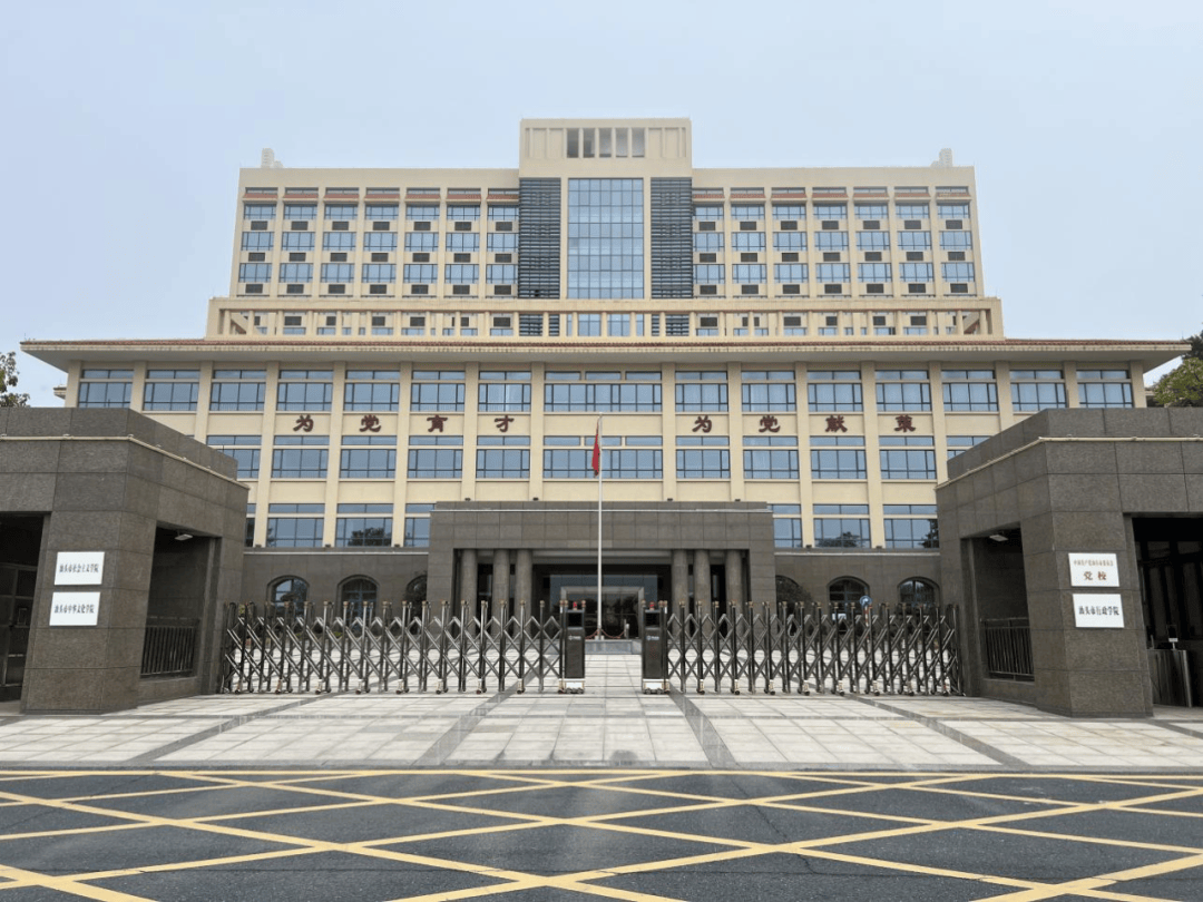 面试考点设在汕头市濠江区广达大道319号汕头市委党校,考生须在面试