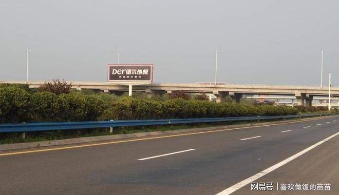 郑州一座复杂的立交桥，东西南北两条高速在这交会，容易让人迷路