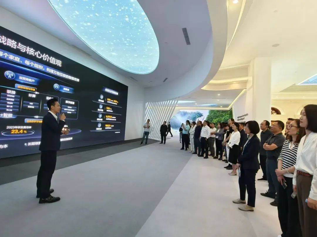 走进华为北京会展中心,参观团一行首先在展厅参观,了解华为企业战略与