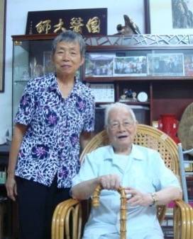 治病四十载!重症肌无力古稀患者向医院赠送国医大师邓铁涛雕像