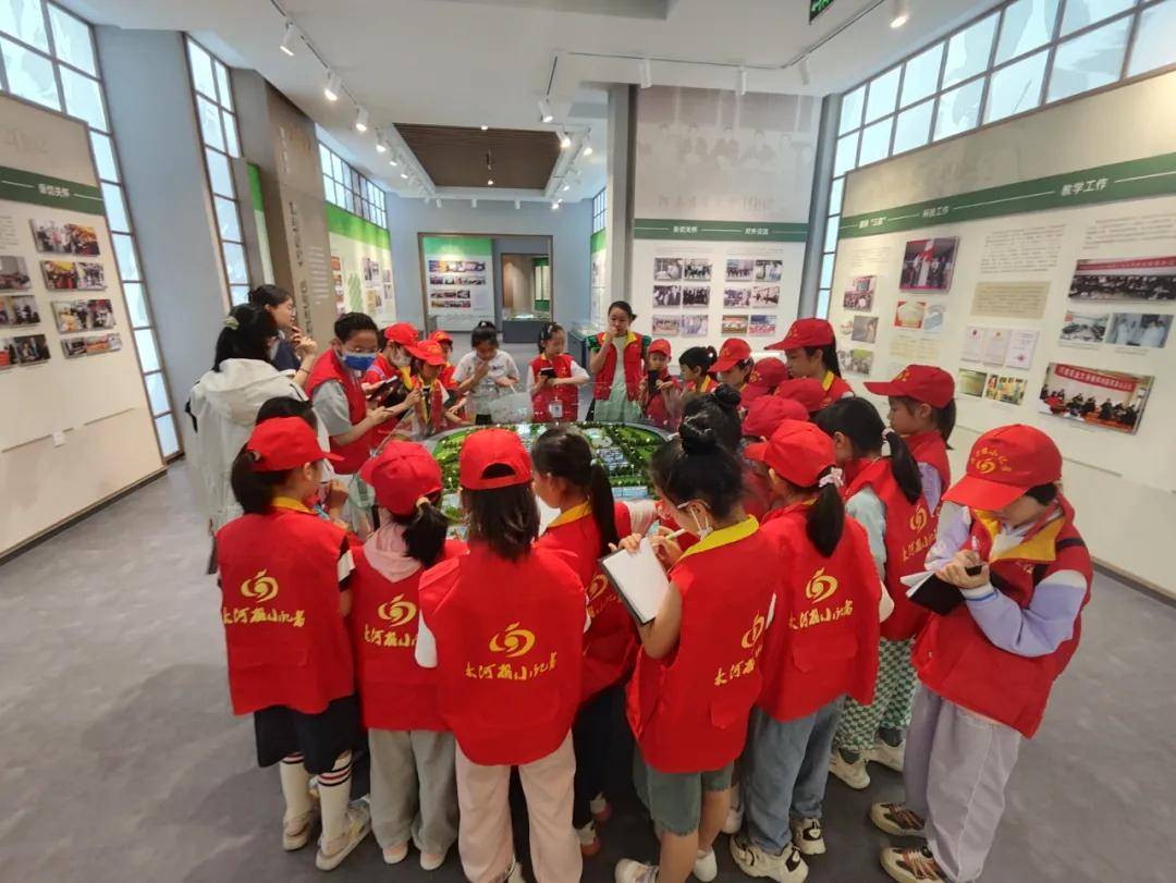 体验"小小火车司机",走进可口可乐工厂,探秘"天外来客"…小记者一周