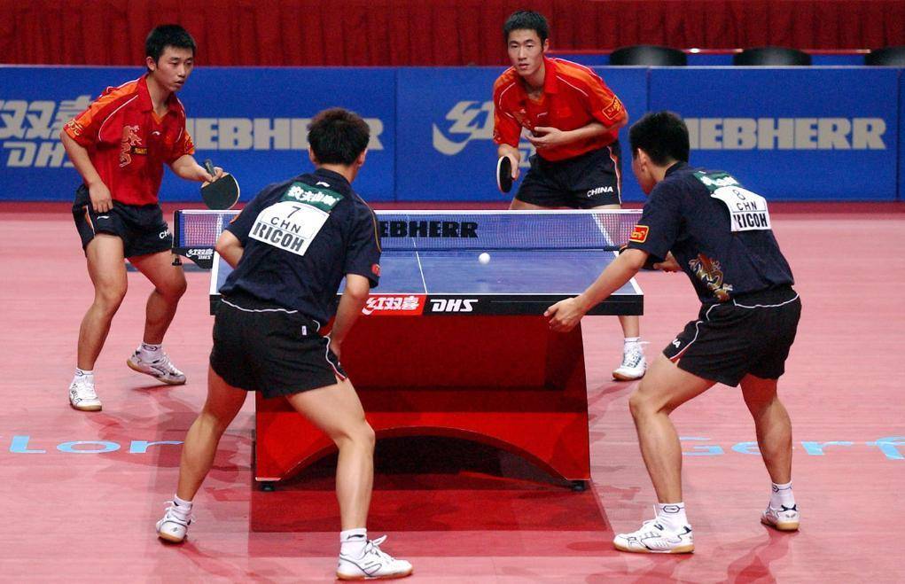 王励勤/阎森(左)在巴黎市贝尔西体育馆举行的第47届世乒赛男双决赛中